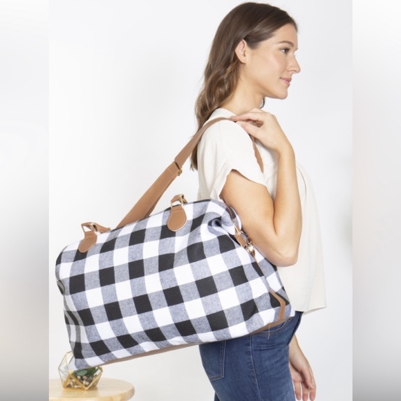A Girl Thing Handbags - 1 left $22 start❤️Fun white Buffalo plaid print duffle bag